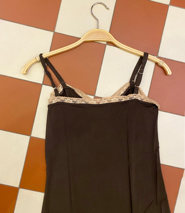 Skönaste underklänningen nånsin!&nbsp;Från svenska Bric-a-brac. Reglerbara axelband och spets upptill. Längd mitt bak i storlek M är 90 cm.

Färg: Chokladbrun med naturvit spets.&nbsp;

Material: 95% bambuviskos, 5% elastan

Skötselråd: 30 grader fintvätt

Tillverkad i:&nbsp;Tyget är stickat i Sverige, sydd i Litauen