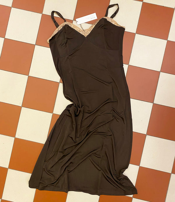 Skönaste underklänningen nånsin!&nbsp;Från svenska Bric-a-brac. Reglerbara axelband och spets upptill. Längd mitt bak i storlek M är 90 cm.

Färg: Chokladbrun med naturvit spets.&nbsp;

Material: 95% bambuviskos, 5% elastan

Skötselråd: 30 grader fintvätt

Tillverkad i:&nbsp;Tyget är stickat i Sverige, sydd i Litauen