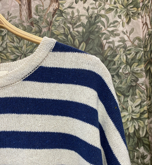 Vibe från danska Muse Wear är en härlig randig stickad tröja i oversize kort modell. Onesize.

Färg: Mörkblå, naturvit

Material: 95 % bomull (62-75 % återvunnen),&nbsp;5% Övriga fibrer.&nbsp;Garnet är GRS-certifierat och tillverkat i Italien.

Skötselråd:&nbsp;Handtvätt

Stickad i: Grekland

Designad i: Thy, Danmark