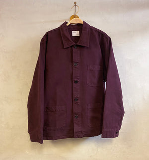 Workwear jacka från Colorful standard i kraftig ekologisk bomull. En bröstficka och två fickor fram. Söm mitt bak. Förtvättad.

Färg:&nbsp;Oxblood

Material:&nbsp;100 % ekologisk bomull

Certifierad med:&nbsp; Miljövänlig färg - Oeko-Tex®, PETA Approved Vegan

Tillverkad i: Portugal
