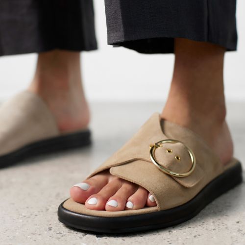 En sandal i modell 5773 från danska Angulus i mocka med spänne. Ockra