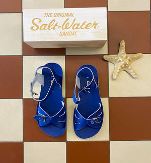 Sandaler från det amerikanska märket Salt-Water Sandals. Modellen heter Boardwalk och har en mjuk och kraftig sula som gör den extra skön. koboltblå