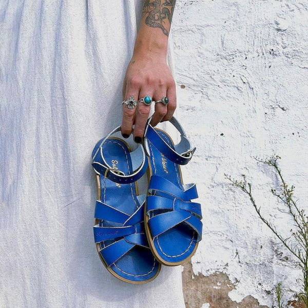 Koboltblå sandaler från det amerikanska märket Salt-Water Sandal. Modellen heter Original. Original har flätat läder över foten och knäpps med spänne över vristen.