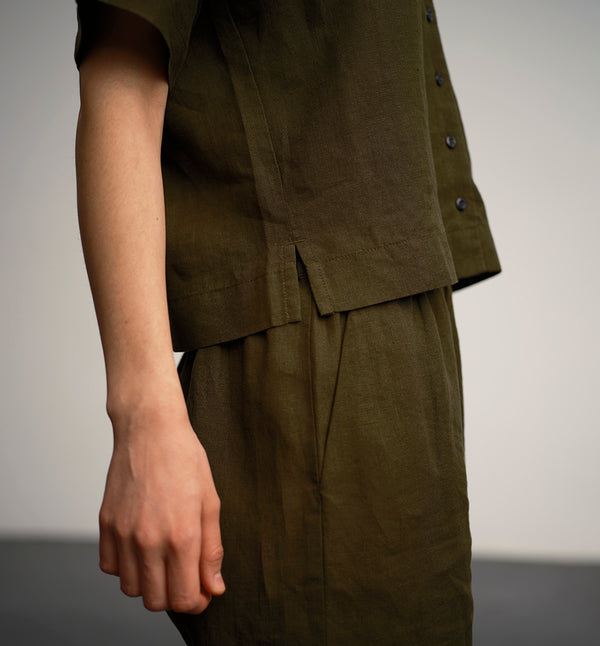 Lieblings culottes Dis. Avslappnad modell, fickor i sidorna och resår med hällor i midjan. Sydd i linne från Portugal.   Färg: Kaprisgrön  Material: 100% linne
