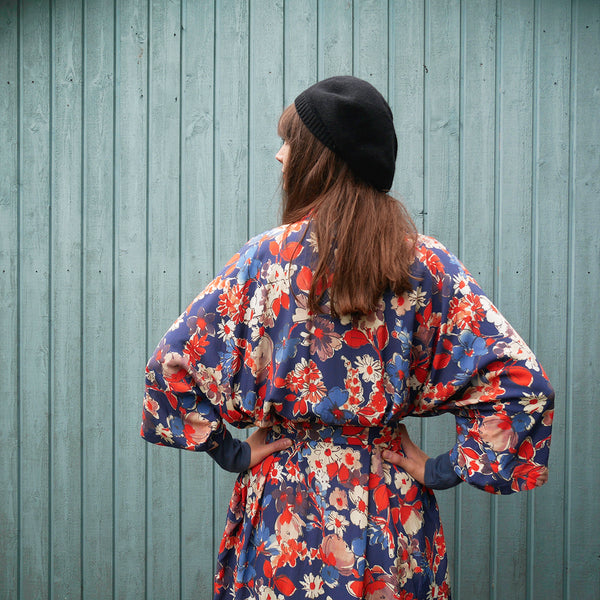 Kimono Mossa riviera. band i midjan, fickor i sidorna. Blommig, röd, blå, vit. Ekologisk viskos.