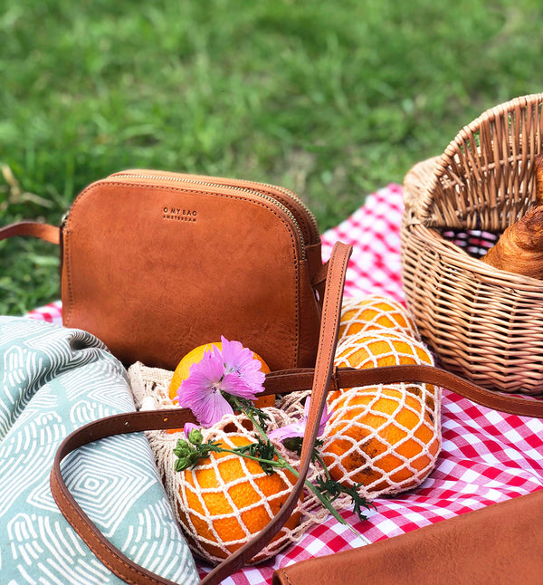 Liten handväska Emily från O My Bag. I naturgarvat läder. Två dragkedjor. Cognac.