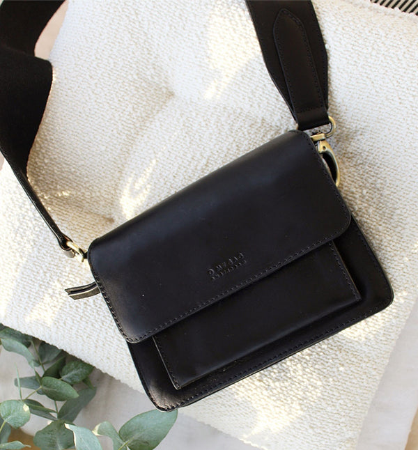 Handväska O My Bag Harper Mini svart. Naturgarvat läder. Två olika axelband.