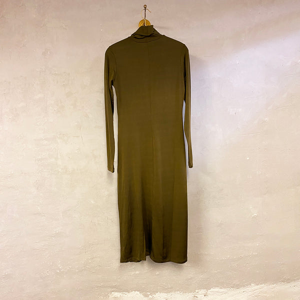 Klänning med polo och lång ärm från Bric-a-brac. Färg: Olivgrön  Material: 95% bambuviskos, 5% elastan.