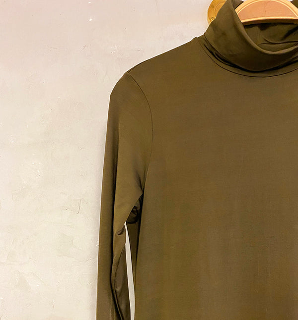 Klänning med polo och lång ärm från Bric-a-brac. Färg: Olivgrön  Material: 95% bambuviskos, 5% elastan.