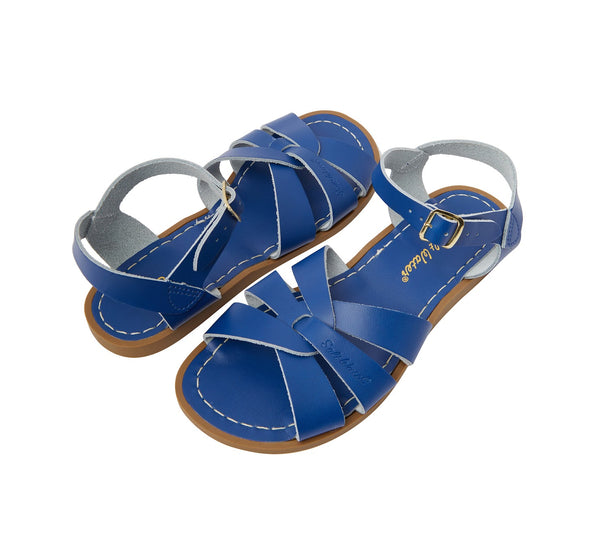 Koboltblå sandaler från det amerikanska märket Salt-Water Sandal. Modellen heter Original. Original har flätat läder över foten och knäpps med spänne över vristen.