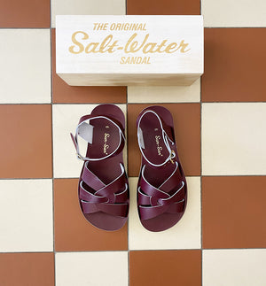 Sandaler Salt Water, modell swimmer, claret / vinröd flätad med spänne över vrist.