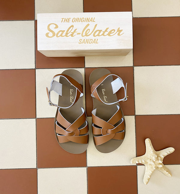 Sandaler Salt Water, modell swimmer, tan / ljusbrun flätad med spänne över vrist.