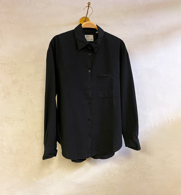 Oversized skjorta från Colorful standard i ekologisk bomull. Förtvättad.  Färg: svart  Material: 100 % ekologisk bomull