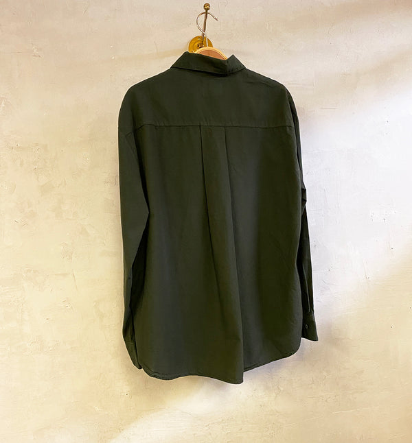 Oversized skjorta från Colorful standard i ekologisk bomull. Förtvättad.  Färg: mörkgrön/ hunter green  Material: 100 % ekologisk bomull