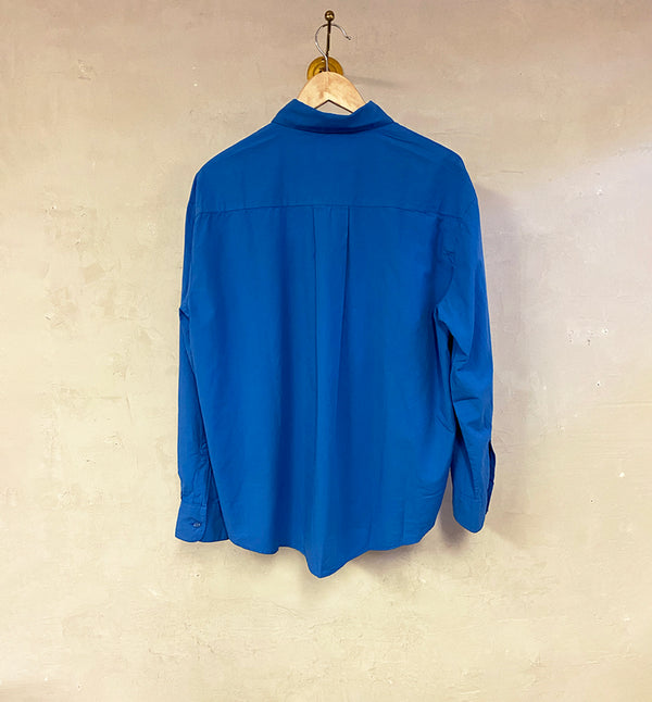 Oversized skjorta från Colorful standard i ekologisk bomull. Förtvättad.  Färg: Stillahavsblå / Pacific blue