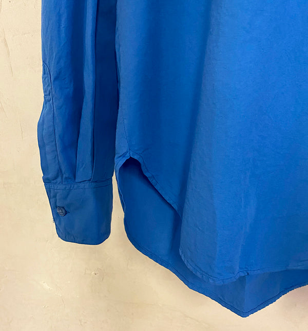 Oversized skjorta från Colorful standard i ekologisk bomull. Förtvättad.  Färg: Stillahavsblå / Pacific blue